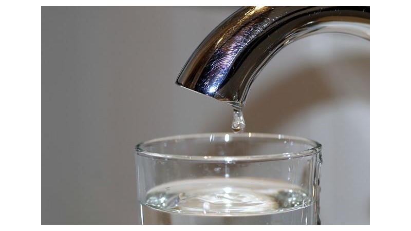 Szklanka wody umieszczona pod kranem fot. pixabay